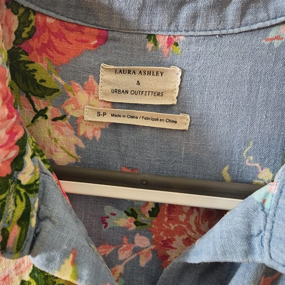 Laura Ashley x Urban Outfitters Button Down shirt-super cute!!!! Size Small - Picture 3 of 8